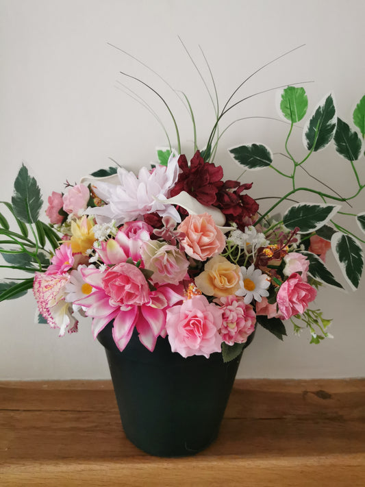 Composition florale en pot noir